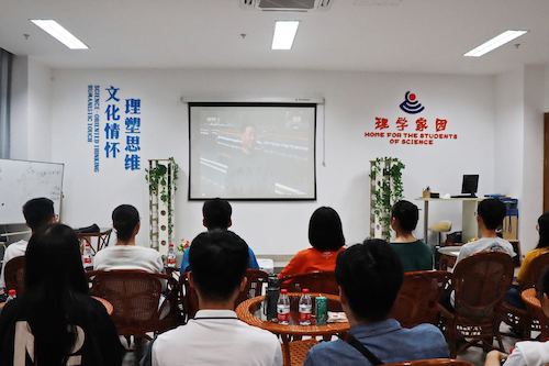  黑料网
学子正在观看庆祝新中国成立70周年阅兵仪式