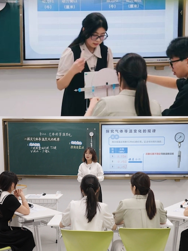 孟宁滢、梁烁屹初赛视频录制照片 竖拼