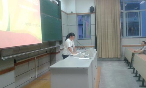 高年级党员在做讲解