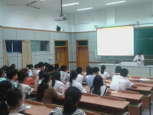 新生们仔细听讲解