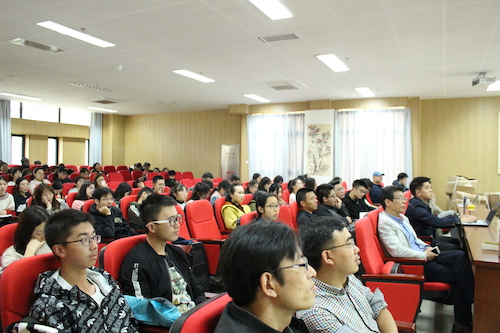 4、同学们认真聆听