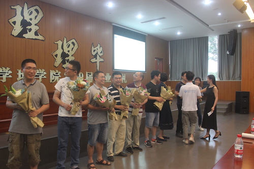 毕业生代表赠送班主任鲜花