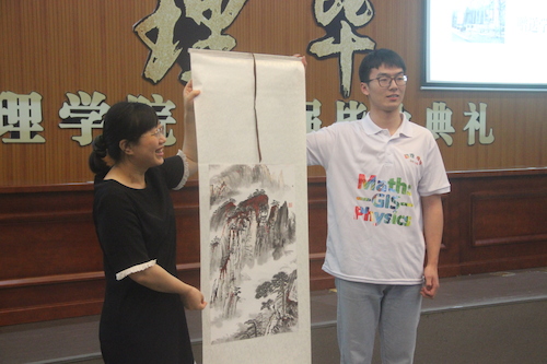 毕业生代表赠送理学院礼物