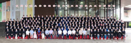 2025届全体毕业生合影